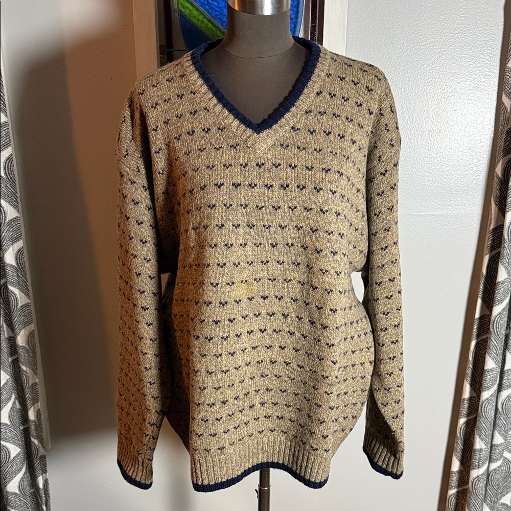 Vintage Woolrich Tan & Navy Blue V Neck 100% Wool Pullover Sweater SZ XL